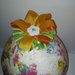 Grande uovo decorato con pulcino e fiori