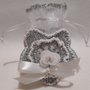Bustina portaconfetti argentata🥈profilo bianco ⚪ a forma di fiore 🌸 e con rosellina e retro in pannolenci 🤍 bianco. 