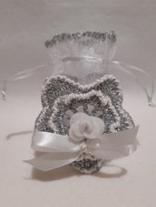 Bustina portaconfetti argentata🥈profilo bianco ⚪ a forma di fiore 🌸 e con rosellina e retro in pannolenci 🤍 bianco. 