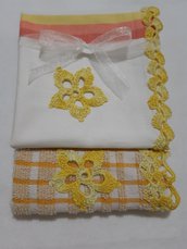 Coppia asciugamano e asciugapiatti, da  cucina, nelle tonalitá del giallo 🟡 con bordure e applicazioni all'uncinetto in filo di cotone giallo 💛 sfumato 