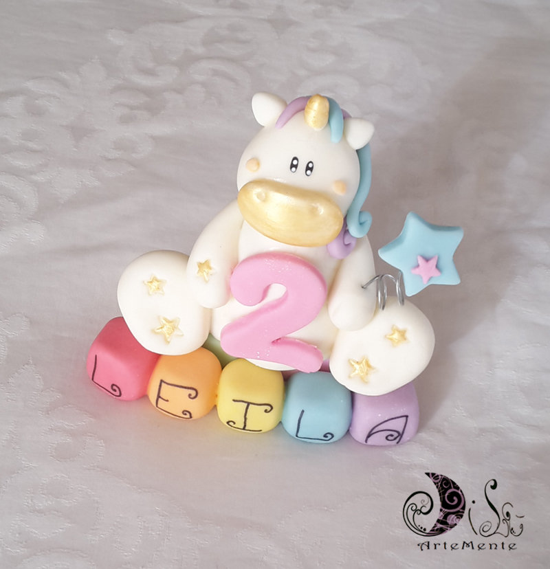 Cake topper unicorno su cubi nome arcobaleno e numero compleanno bi