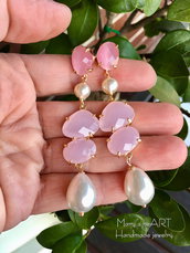 Orecchini pendenti con luminosi cristalli rosa e perle