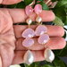 Orecchini pendenti con luminosi cristalli rosa e perle