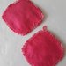 Coppia di presine quadrate 🟥 con lavorazione anteriore traforata all'uncinetto, retro in pannolenci di colore rosa acceso, e applicazioni di roselline in pannolenci.
