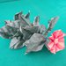 Rami di Ibisco con fiori rossi realizzati con tecnica origami 