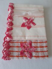 Coppia asciugamano e asciugapiatti, da cucina, nelle tonalitá dell'arancione 🟠 con bordure e applicazioni all'uncinetto, in filo di cotone rosa acceso 💗 sfumato.