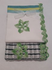 Coppia asciugamano e asciugapiatti, da cucina nelle tonalitá del verde 🟢 con bordure e applicazioni all'uncinetto in filo di cotone verde chiaro 💚 sfumato.