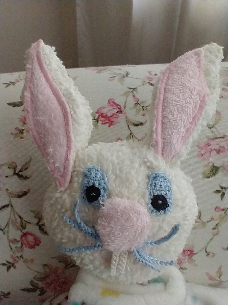 Peluche a forma di coniglietto con fiocco giallo e cravatta - Italia