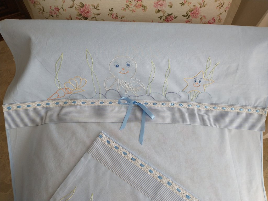 Parure De Naissance Pastello Pour Carrossine – Brodé Ourson Rose – Coton Italien – Neuf