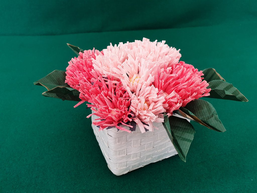 Cestino con fiori rosa in carta crespa - Per la casa e per te - De