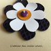 Portachiavi fiore in pelle con perla in avorio vegetale color viola  