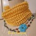 Sciarpa infinity gioiello estiva di cotone giallo ad uncinetto con perle