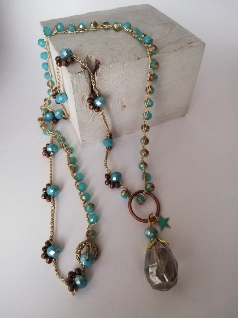 Collana lunga artigianale in tessitura con cristalli blu e argento ... | su