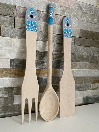 Utensili da cucina di legno decorati con mandala. Cucchiaio, forche