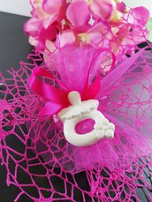 Ciuccio con fiore gesso ceramico su doppio velo rete bomboniera nascita battesimo
