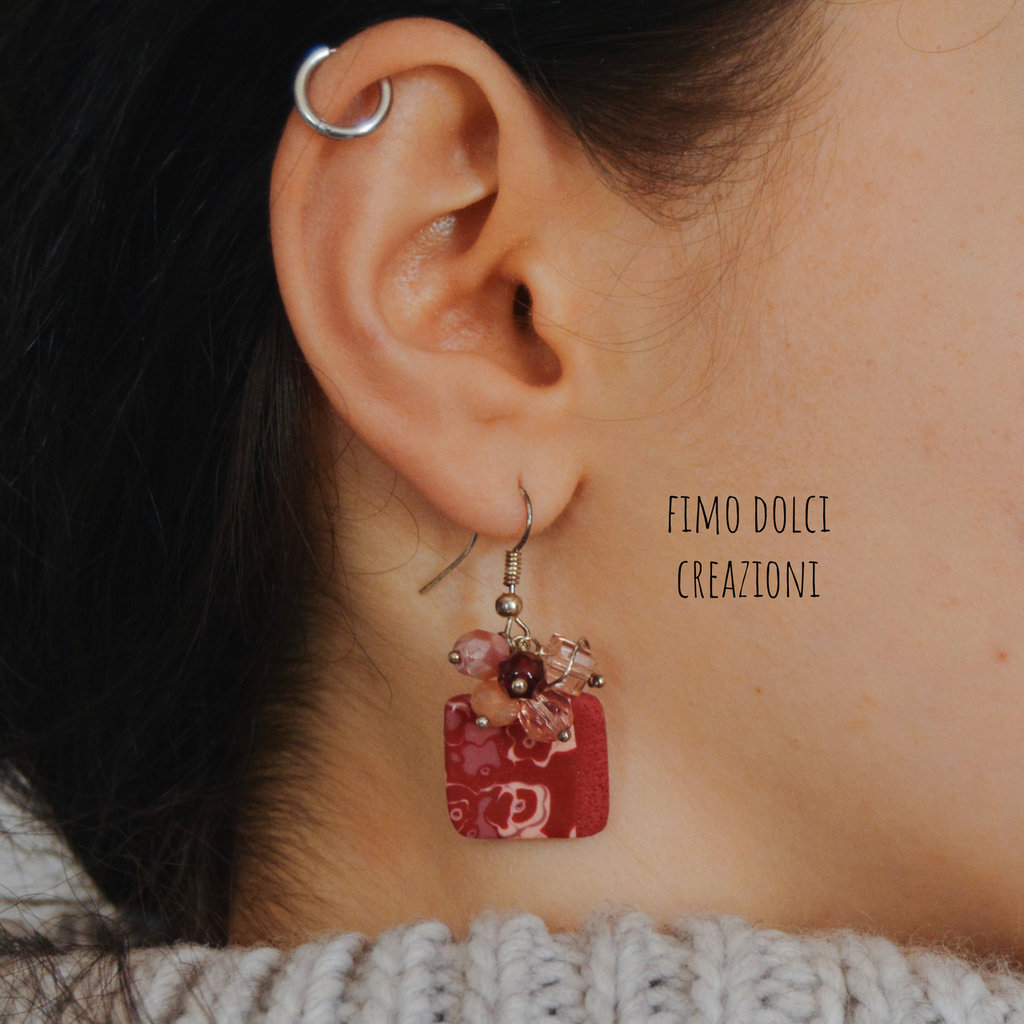 Orecchini Pendenti In Cristallo Rosso Philip Jones - Zirconia Rotonda 8mm Con Chiusura A Gancio Francese - Regalo In Sacchetto Di Velluto