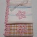 Coppia asciugamano e asciugapiatti, da cucina, nelle tonalitá del rosa pesca 🍑 con bordure e applicazioni all'uncinetto, in filo di cotone rosa 🎀 chiaro.