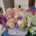 Fiori in composizione elegante con scatola di lusso narciso roselline rose tralci glicine lilla rosa
