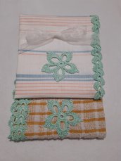 Coppia asciugamano e asciugapiatti, da cucina, nelle tonalitá del rosa pesca 🍑 con bordure e applicazioni all'uncinetto, in filo di cotone verde 💠 acqua.