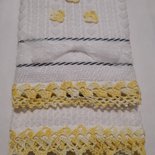 Coppia asciugamani in spugna di colore bianco 🤍 con bordure in filo di cotone giallo 💛 sfumato.