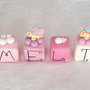 Cake topper cubi in scala di rosa con farfalle 6 lettere 