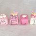 Cake topper cubi in scala di rosa con farfalle 6 lettere 