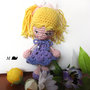                                             Le birichine: serie dolline amigurumi ( biondina con codini e vestitino viola/lilla)