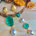 Orecchini asimmetrici con perni in zama, cristalli verdi e perle