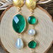 Orecchini asimmetrici con perni in zama, cristalli verdi e perle