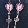 Orecchini CUORE ROSA di vetro con nota musicale e disegno cupcake; lunghi e leggeri con charms chiave argentata.