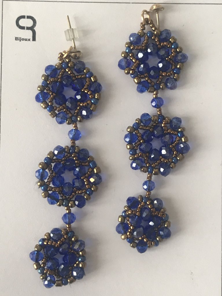 Orecchini pendenti con zirconi e cristalli blu base oro