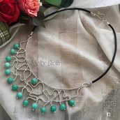 Collana in rame argentato con perle di agata verde mare