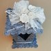 Lanterna in feltro grigio con decorazioni shabby chic