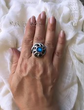 Anello in alluminio a fiore con perla azzurra