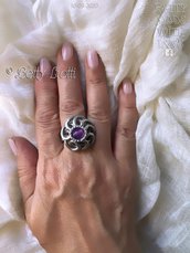 Anello in alluminio a fiore con perla viola