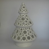Albero stilizzato in ceramica di Castelli bianca prodotto e forato a mano