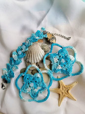 Parure braccialetto e orecchini crochet azzurra con perle