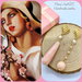 Orecchini pendenti asimmetrici con pietre dure rosa cipria, catenella a rosario e perle di Maiorca con perni in zama