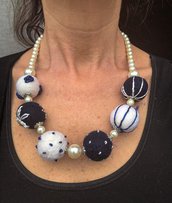 Collana, perle e perle di lana cardata