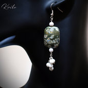 Orecchini pendenti in acciaio argentato con Pietre dure Agata Muschiata e perle vetro bianco.