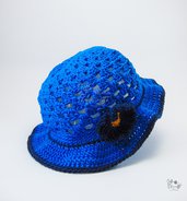 Cappellino blu bimba all'uncinetto