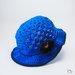 Cappellino blu bimba all'uncinetto