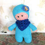                                              Pupazzetto Amigurumi  di cotone color turchese e sciarpina blu Nanna/Culla