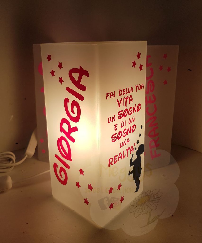 Lampada Personalizzata Con Dedica Per Coppie | Luce Notturna LED In Legno E Acrilico | Regalo Di Nozze E Anniversario | Made In Italy