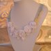 collana girocollo con rose bianche