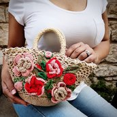 Coffa "Donna Franca" realizzata con fiori ad uncinetto, rivestita internamente da fodera di cotone 
