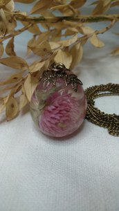 Collana lunga  bronzo con ciondolo ovale con fiore secco  
