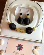 Collier in perle nere e dorate completo di orecchini abbinati