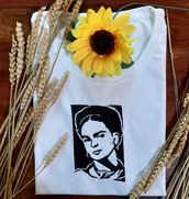 T-shirt ricamata personalizzata '' Frida''