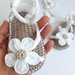 Sandali bianchi con fiore in lino e tulle e centro ecru - Battesimo - bambina/neonata